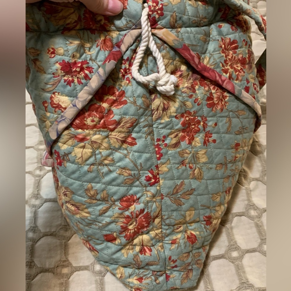 Floral Quilted Shoulder Bag - Picture 8 of 8